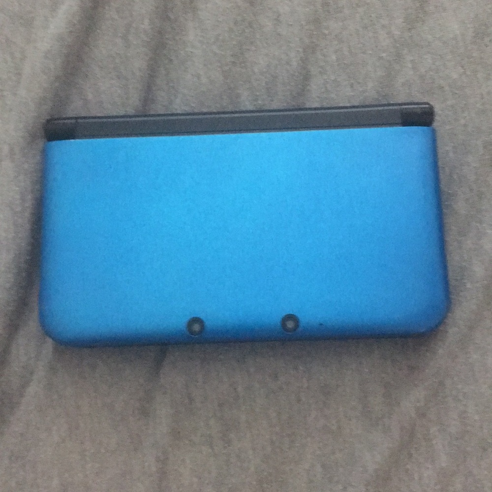 Blue 3Ds with pen and working charger
